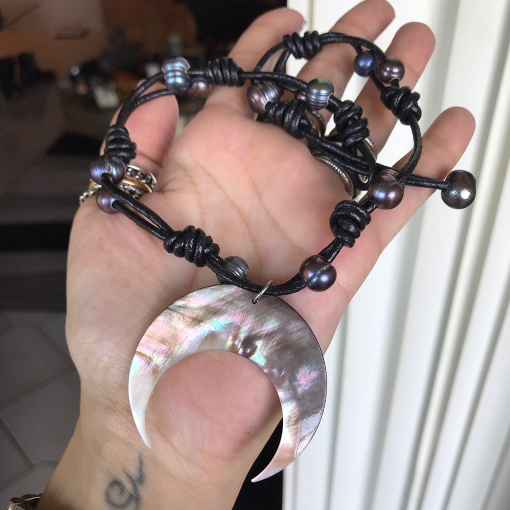 Mother of pearl moon black pearl leather choker - Picture 5 of 8